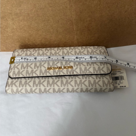 MICHAEL KORS NEW WITH TAGS Jet Set Travel Trifold wallet. - Picture 4 of 5